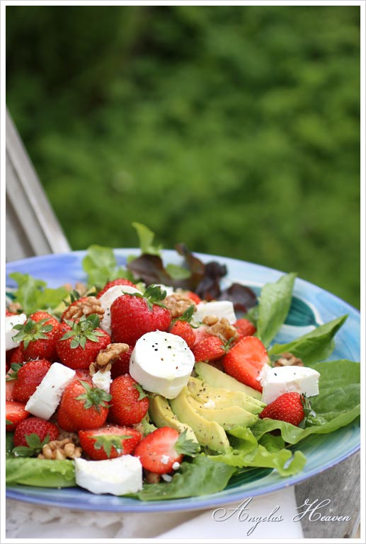 Salad-with-chevre,-strawberries-and-apple-with-cinnamon