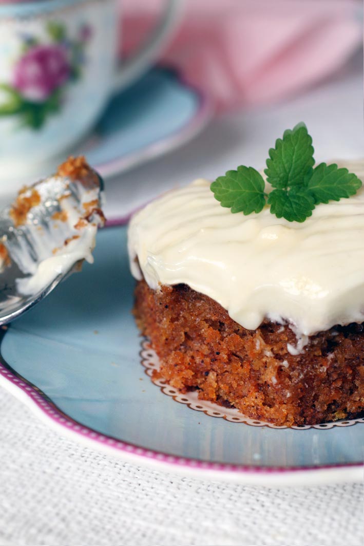 The BEST Flourless Carrot Cake {Paleo + Vegan option}